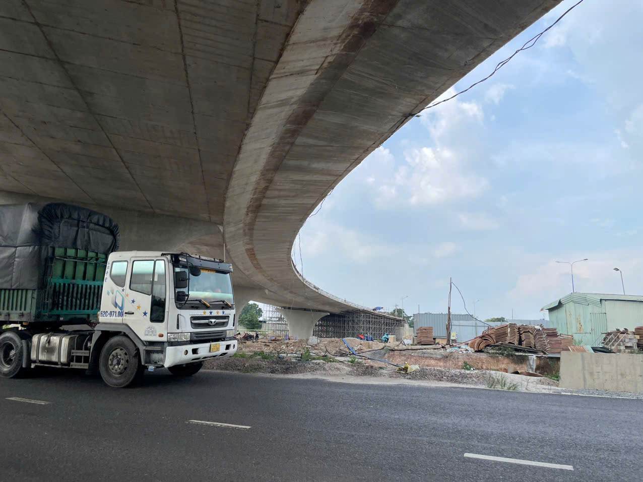 Vòng xoay của nút giao đang dần thành hình. Ảnh: Đình Trọng