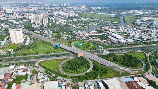 Đoạn cuối đường Võ Văn Kiệt giao với Quốc lộ 1 (TPHCM). Ảnh: Anh Tú