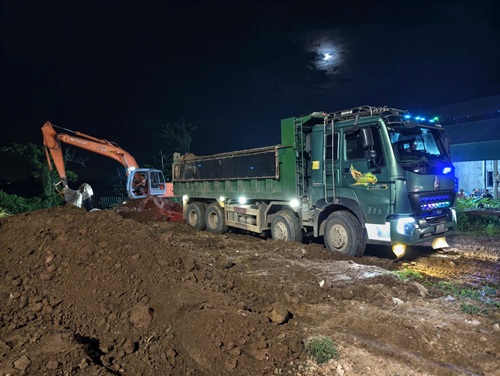 Lực lượng chức năng kiểm tra hiện trường, ngăn chặn hành vi đổ thải trái phép tại khu vực cầu Sông Nhuệ, xã Phượng Dực. Ảnh: CAHN