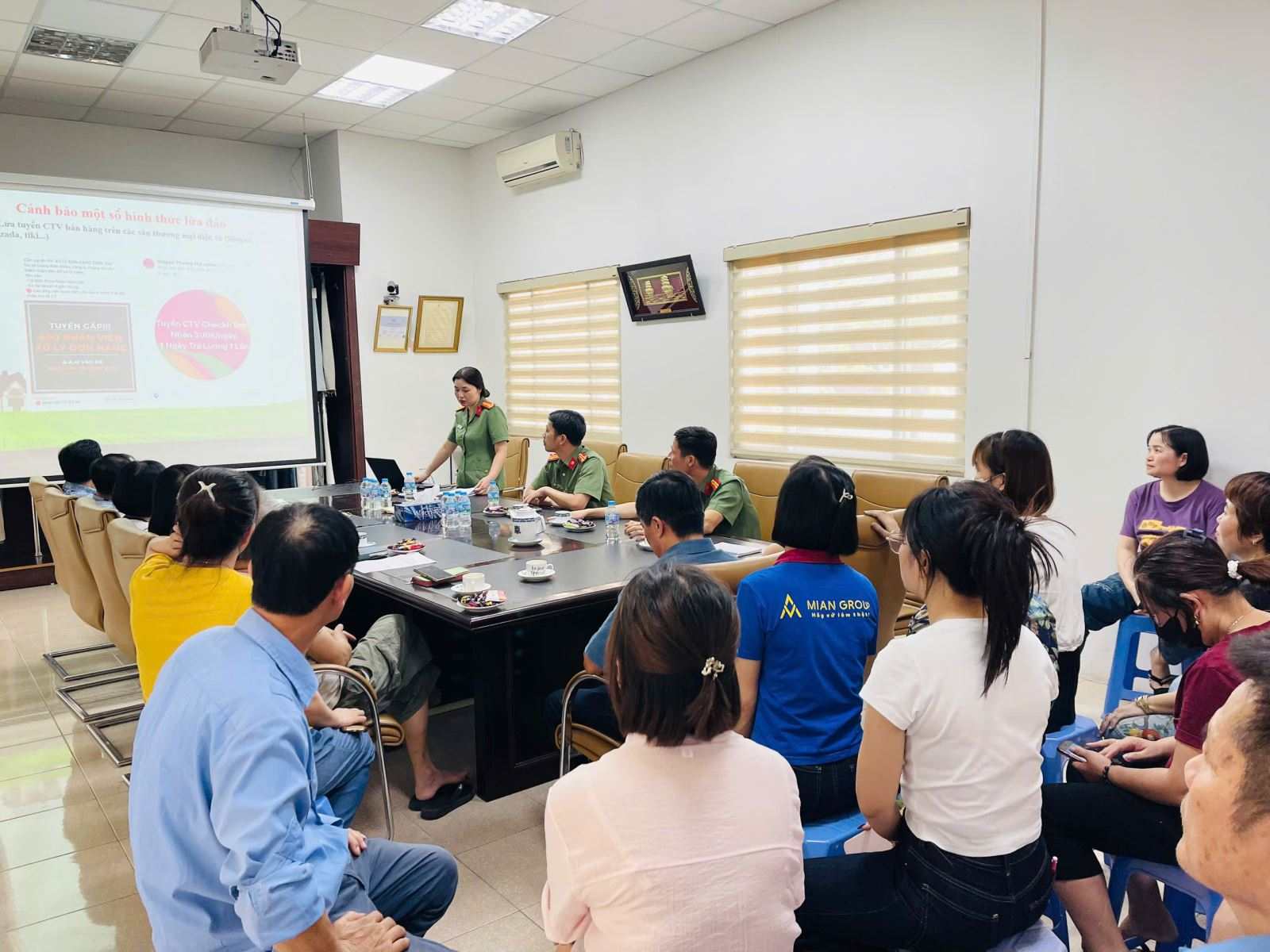 Phòng An ninh kinh tế tuyên truyền pháp luật tại doanh nghiệp ở Hưng Yên. Ảnh: Công an tỉnh Hưng Yên