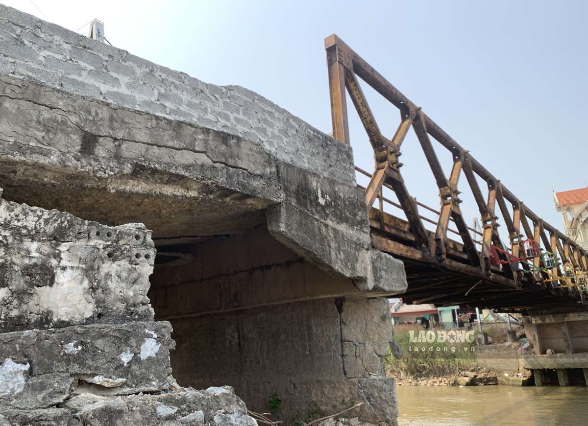 Cầu Quần Liêu ở xã Nghĩa Sơn, tỉnh Ninh Bình xuống cấp, cấm đi lại để đảm bảo an toàn. Ảnh: Hà Vi