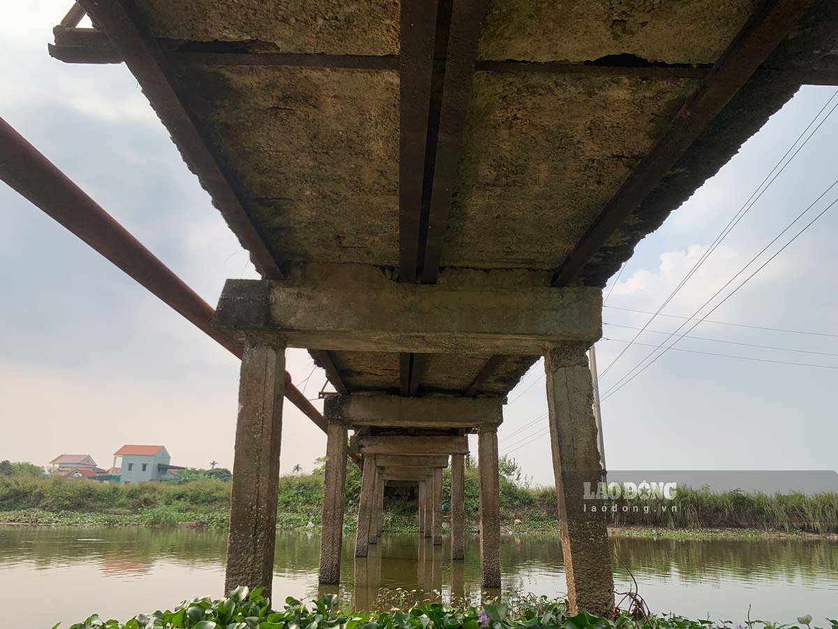 Nhiều vị trí ở cầu Rộc sắt hoen gỉ. Ảnh: Hà Vi
