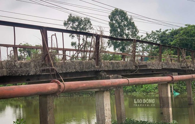 Người dân thấp thỏm qua cầu xuống cấp tồn tại hơn nửa thế kỉ ở Ninh Bình