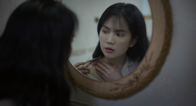 Tạo hình của Ngọc Trinh trong “Thẩm mỹ viện âm phủ“. Ảnh Nhà sản xuất