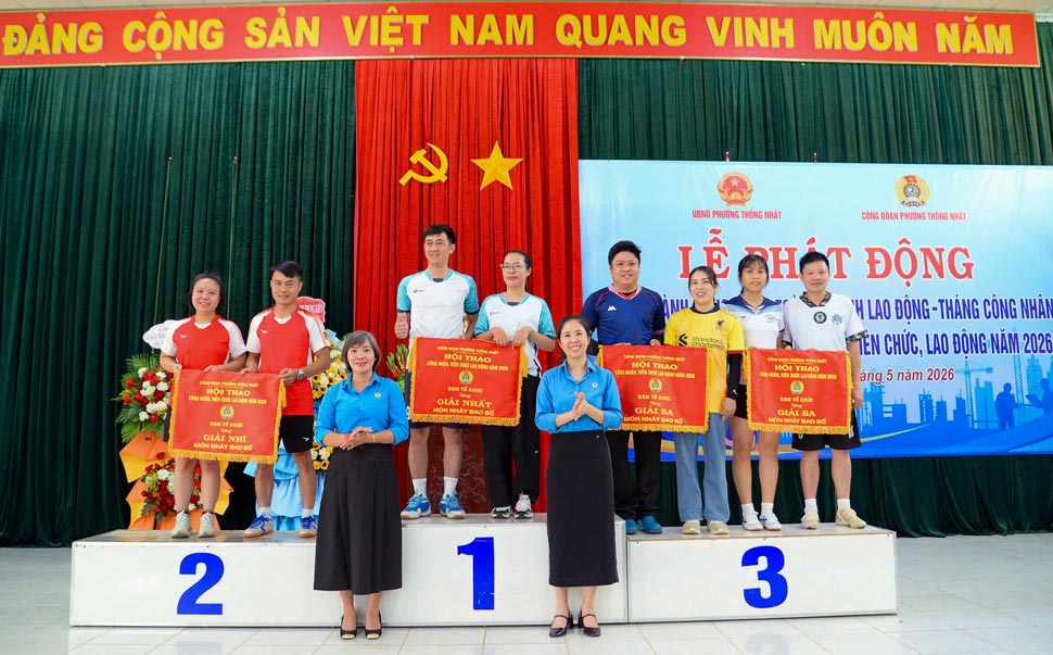 Trao giải cho các đội đạt thành tích xuất sắc tại hội thao. Ảnh: Mỹ Lệ