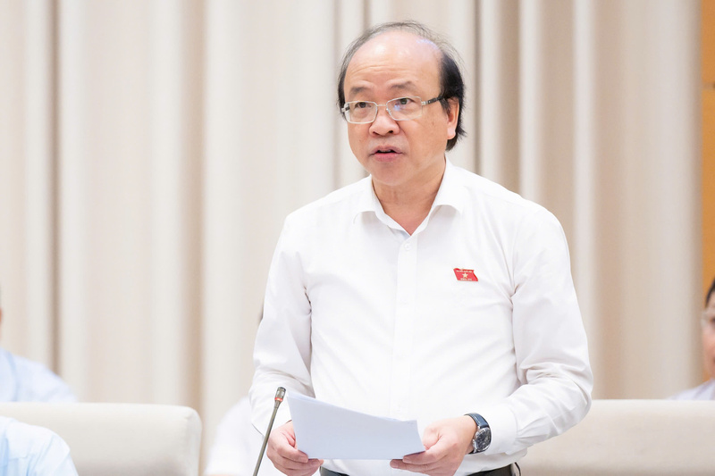 Chủ nhiệm Ủy ban Pháp luật và Tư pháp Phan Chí Hiếu trình bày Báo cáo thẩm tra dự án Pháp lệnh. Ảnh: Lâm Hiển