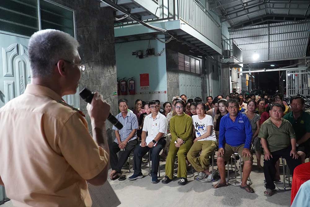 Các công nhân lắng nghe những thông điệp an toàn từ chương trình. Ảnh: Thanh Vũ
