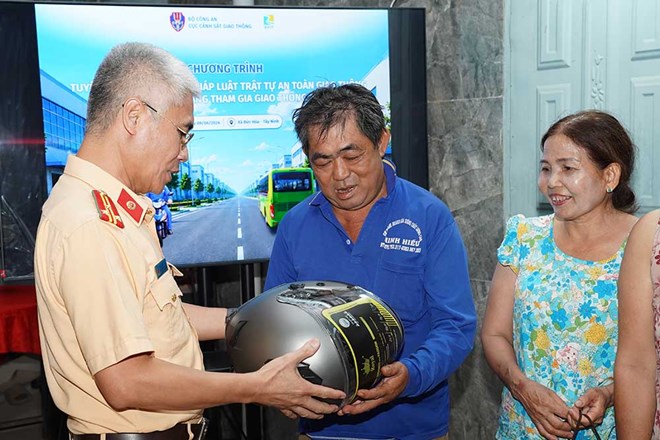 Công nhân tại Tây Ninh được hướng dẫn kĩ năng tham gia giao thông an toàn