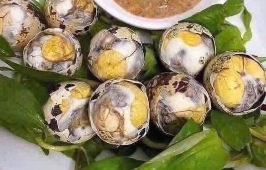 Ai không nên ăn trứng vịt lộn thường xuyên?
