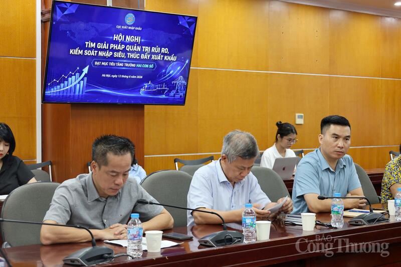Ông Lương Chí Hiếu (ngoài cùng bên phải) - Giám đốc Trung tâm Nghiên cứu và Phát triển Hiệp hội Giấy và Bột giấy Việt Nam (VPPA) tại hội nghị