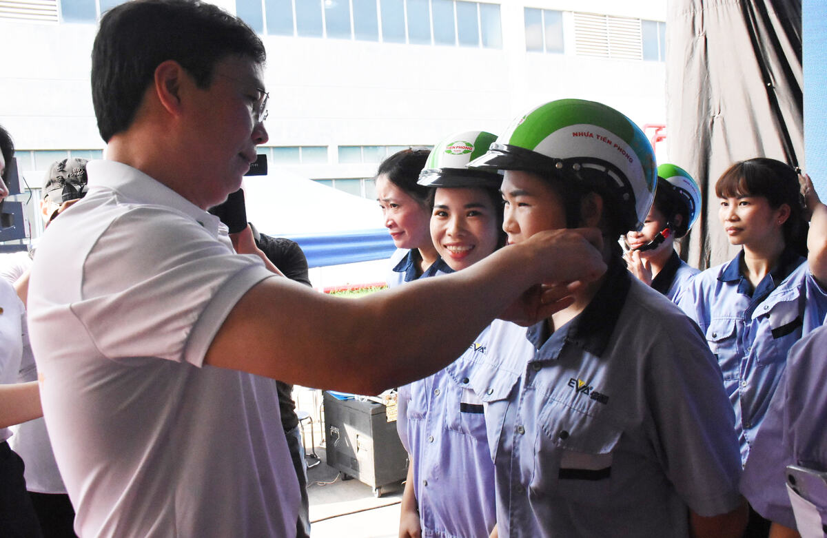 Những chiếc mũ bảo hiểm được trao tặng cho đoàn viên, công nhân lao động Công ty. Ảnh: Nguyễn Huệ