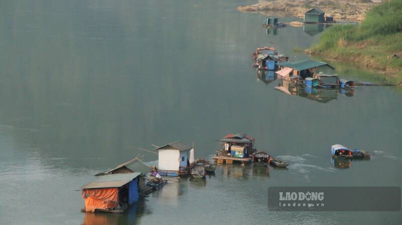 Dọc bờ sông Lô có hàng chục hộ dân vẫn lênh đênh sống trên bè tạm. Ảnh: Việt Bắc