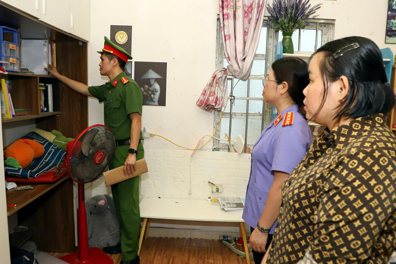 Thi hành khám xét chỗ ở của đối tượng Nguyễn Phương Thảo. Ảnh: Công an Lào Cai