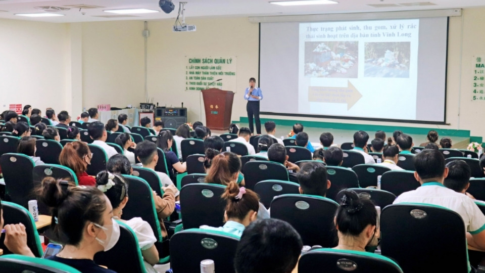 Công đoàn Công ty TNHH Tỷ Xuân tổ chức tuyên truyền nâng cao ý thức bảo vệ môi trường cho người lao động. Ảnh: CĐCS Công ty TNHH Tỷ Xuân