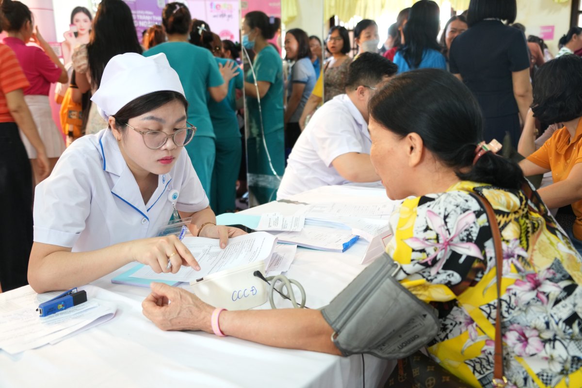 Tư vấn, khám sức khỏe miễn phí cho khoảng 400 lao động nữ trong Ngày hội sức khỏe chủ đề ” Chăm sóc sớm - Bảo vệ tương lai“. Ảnh: Thành An