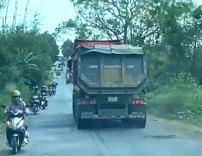 Người dân ớn lạnh khi xe chở cát lưu thông qua tuyến Ngô Quyền, Trần Văn Bình, Lý Thường Kiệt đoạn qua xã Biển Hồ, phường Pleiku. Ảnh: Thanh Tuấn
