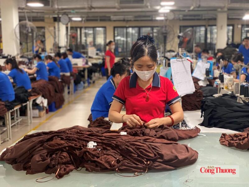Sản xuất hàng may mặc tại Tổng Công ty May Hưng Yên - CTCP. Ảnh: Hải Linh