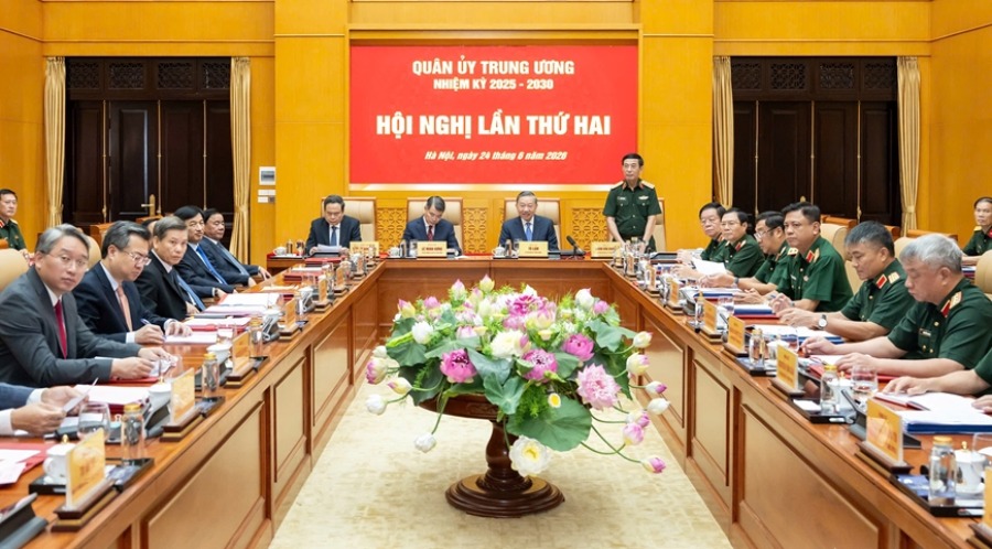 Đại tướng Phan Văn Giang - Ủy viên Bộ Chính trị, Phó Thủ tướng Chính phủ, Phó bí thư Quân ủy Trung ương, Bộ trưởng Bộ Quốc phòng điều hành hội nghị. Ảnh: Việt Trung