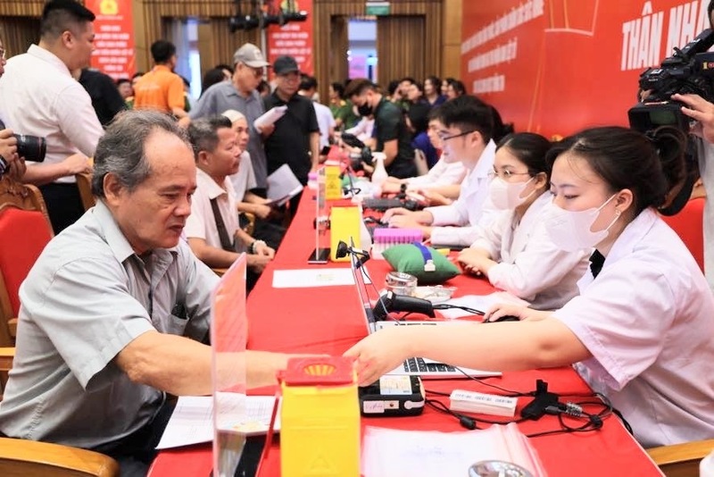Hoạt động thu nhận mẫu sinh phẩm ADN cho thân nhân liệt sĩ chưa xác định thông tin - Ảnh: VGP/Thu Giang