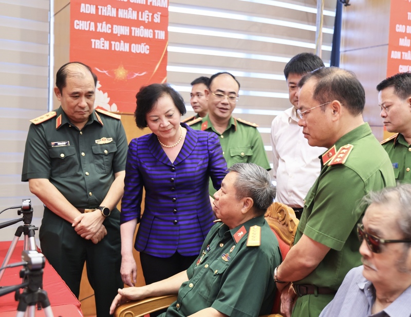 Phó Thủ tướng Phạm Thị Thanh Trà động viên, hỏi thăm thân nhân liệt sĩ - Ảnh: VGP/Thu Giang