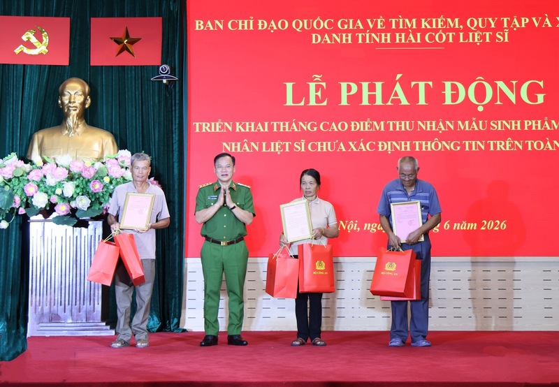 Thượng tướng Nguyễn Văn Long, Thứ trưởng Bộ Công an trao tặng quà cho thân nhân liệt sĩ - Ảnh: VGP/Thu Giang