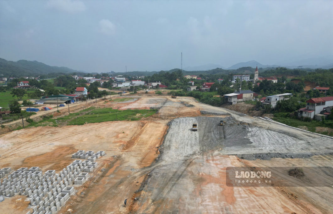 Việc điều chỉnh tim tuyến đường sắt nhiều lần khiến các địa phương gặp khó khăn trong xử lý số lượng các lô đất ở dôi dư.
