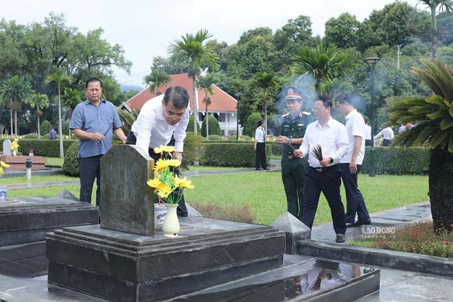Thủ tướng Lê Minh Hưng tri ân các Anh hùng liệt sĩ tại Điện Biên