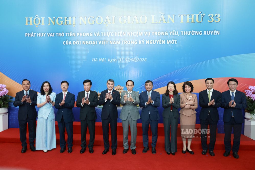 Thủ tướng Chính phủ Lê Minh Hưng chụp ảnh lưu niệm với các đại biểu dự hội nghị. Ảnh: Hải Nguyễn