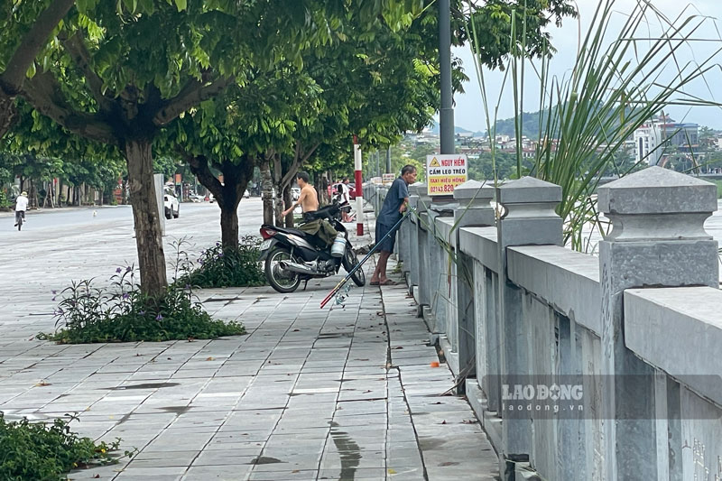 Khu vực ven sông Hồng được người dân thường xuyên theo dõi khi mực nước liên tục biến động. Ảnh: Đinh Đại.