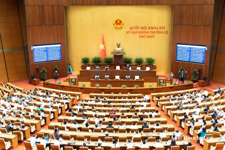 Phó Chủ tịch Quốc hội Nguyễn Hồng Diên điều hành phiên thảo luận.