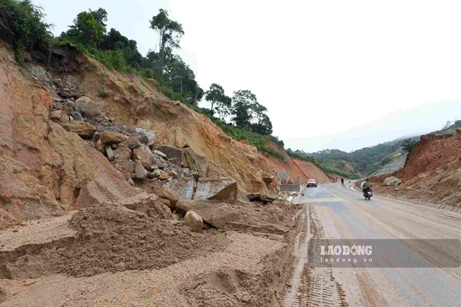 Xuất hiện nhiều điểm sạt lở nghiêm trọng trên tuyến đường nối Đà Lạt - Buôn Ma Thuột