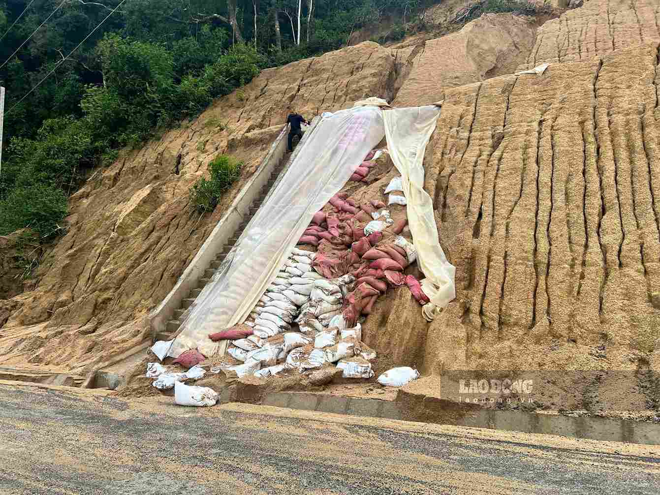 Một điểm sạt lở được gia cố, nhưng vẫn tiềm ẩn nhiều nguy cơ. Ảnh: Phúc Khánh
