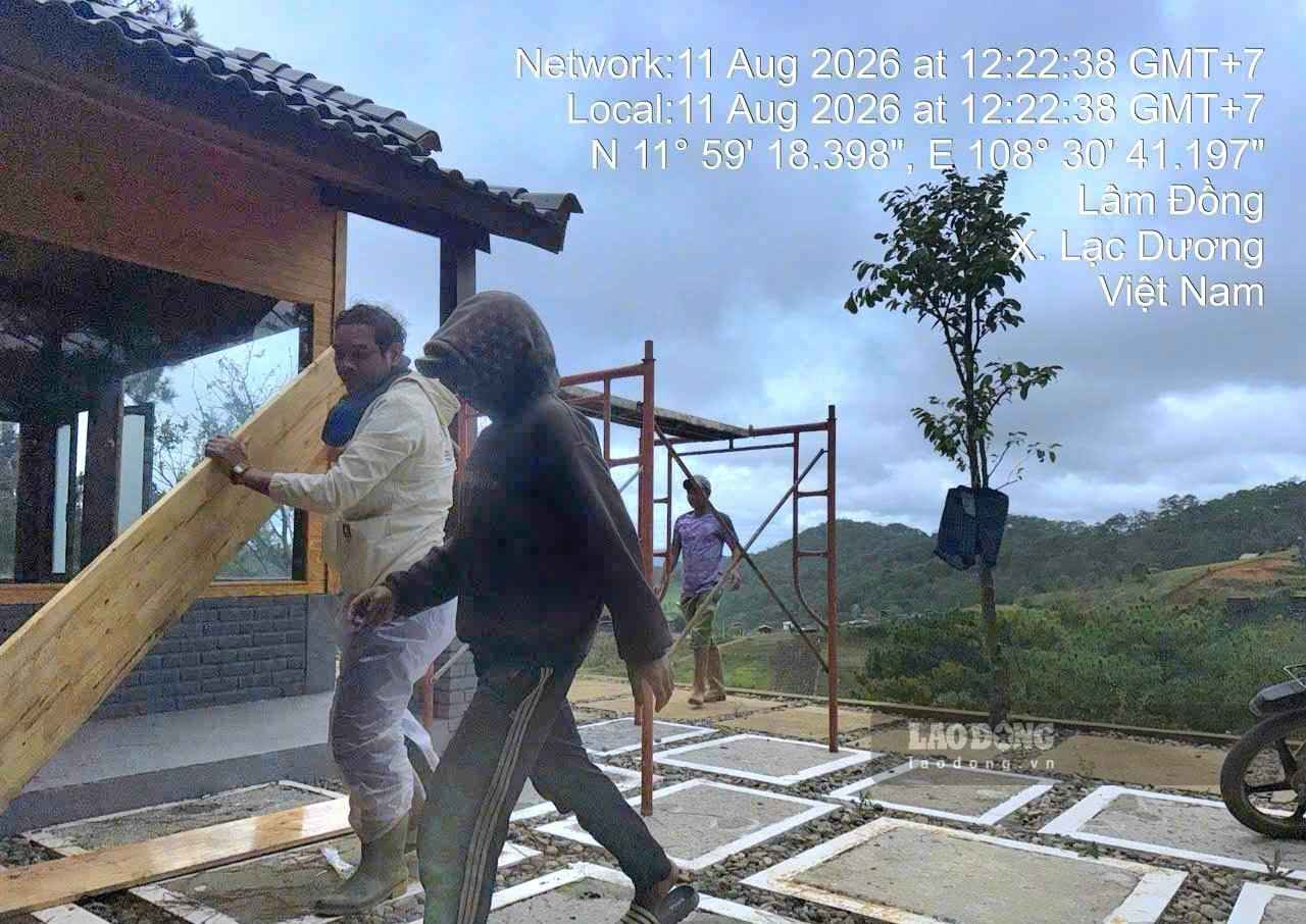 Cùng với việc tháo dỡ công trình, địa phương đang xem xét xử lý trách nhiệm đối với những tập thể, cá nhân liên qua. Ảnh: P.Dương
