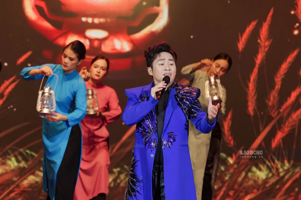 Tùng Dương và bản hit “Nỗi đau giữa hòa bình” tại chương trình “Ơn nghĩa sinh thành“. Ảnh: Hải Nguyễn