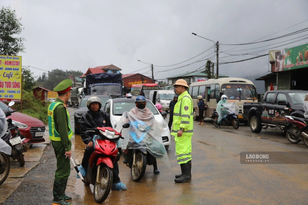 Tuyên truyền người dân tham gia giao thông an toàn. Ảnh: Phạm Bằng