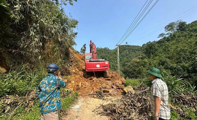 Khẩn cấp mở đường sau vụ sạt lở khiến hơn 100 người dân vùng cao bị cô lập
