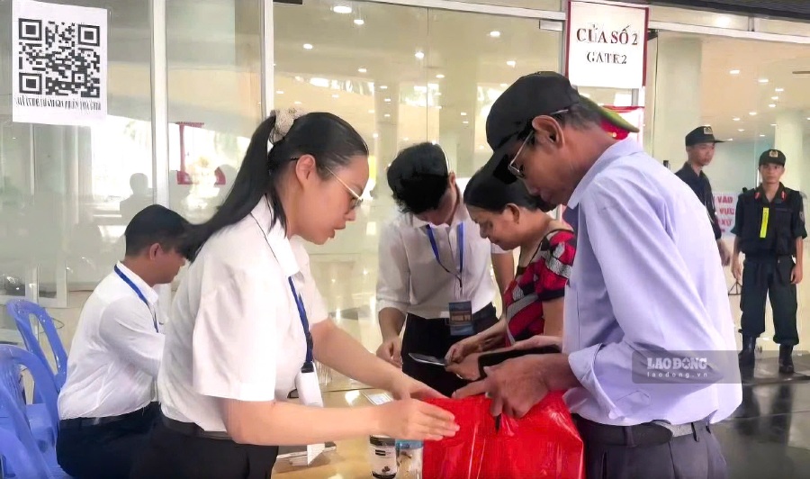 Người được triệu tập làm thủ tục trước khi vào khu vực xét xử vụ án GFDI sáng 24.9 tại Đà Nẵng. Ảnh: Nguyễn Hoàng
