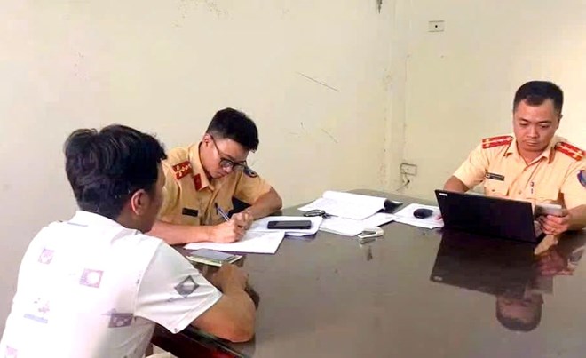 Xử lý nhiều ô tô không đăng ký kinh doanh vận tải nhưng chở khách thu tiền