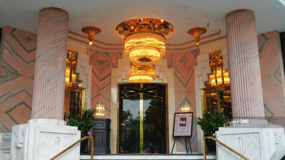 Bên ngoài khách sạn Capella Hanoi nằm trên phố Lê Phụng Hiểu, gần Nhà hát Lớn Hà Nội. Ảnh: Minh Vũ