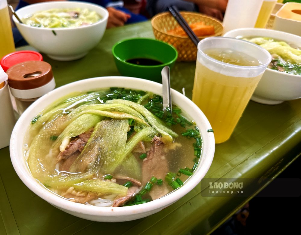 Dọc mùng là nguồn cung cấp chất xơ tốt giúp làm chậm quá trình tăng đường huyết. Tuy nhiên, để kiểm soát axit uric, bạn hãy đổi phần móng giò (nhiều mỡ xấu và đạm) thành thịt nạc thái mỏng dăm nhỏ. Ảnh: Trà My