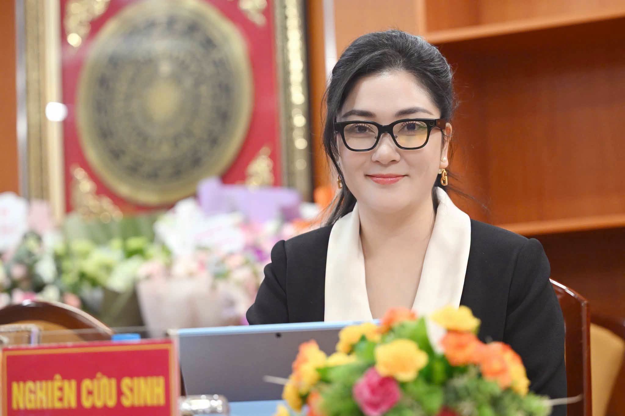 Hoa hậu Nguyễn Thị Huyền trong ngày bảo vệ luận án tiến sĩ. Ảnh: Học viện Báo chí và Tuyên truyền