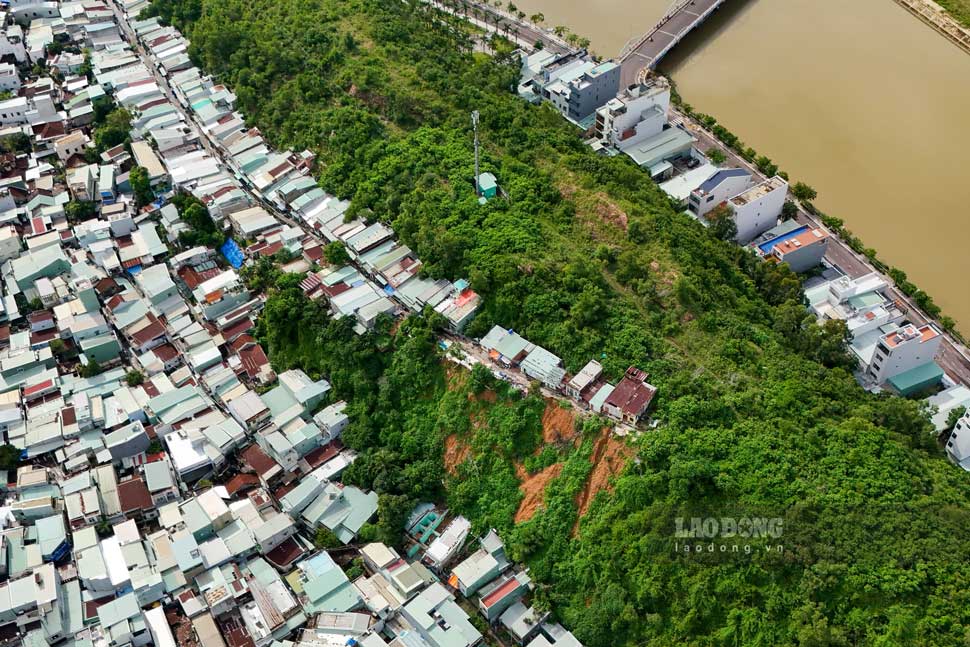 Những ngôi nhà nằm chênh vênh trên sườn núi Một. Ảnh: Hoài Phương