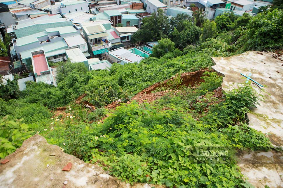 Đất đá và móng nhà bên sườn núi sạt lở, trôi xuống khu dân cư dưới chân núi. Ảnh: Hoài Phương