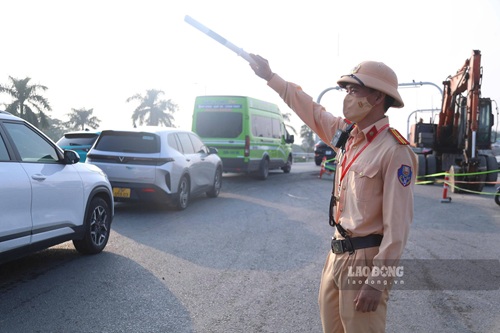 Lực lượng cảnh sát giao thông điều tiết giao thông. Ảnh: Minh Hạnh