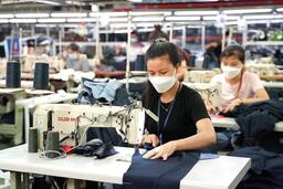 Dệt may Việt Nam mong ngóng thị trường 'ấm' lên