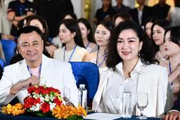 NSND Tự Long, Hoa hậu Nguyễn Thị Huyền chấm thi hoa hậu