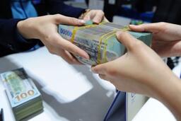 Vốn giá rẻ liên tục được ngân hàng “bơm” ra nền kinh tế