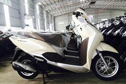 So sánh giá xe máy Honda Lead và Yamaha Grande ngày 31.3