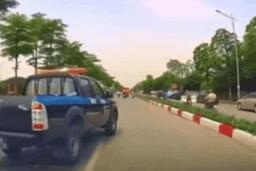 Công an Hà Nội xác minh xe biển xanh tạt đầu ôtô con trên đường phố