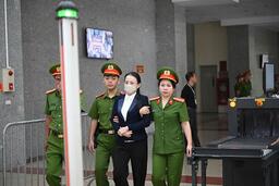 Dẫn giải các bị cáo vụ cựu Chủ tịch FLC vào phòng xử án, ông Trịnh Văn Quyết vắng mặt